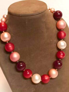 Vintage graduated bubble gum necklace with hook clasp.